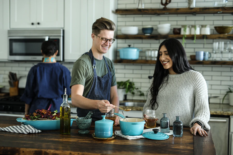Bancada de cozinha com produtos naturais de uma marca de alimentos